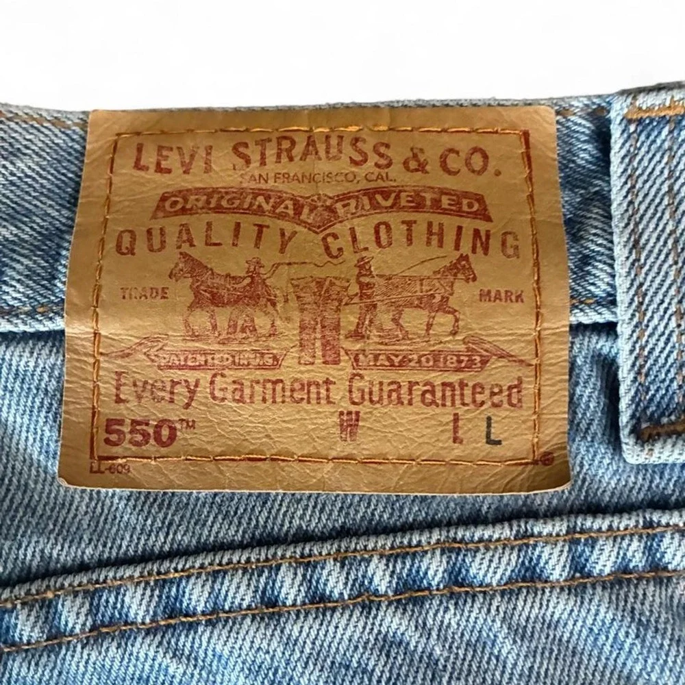 Vintage/Y2K 1999 Levi's 550 relaxed fit/tapered leg light wash 100% rigid cotton